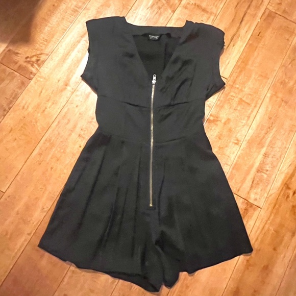 Topshop Pants - TOPSHOP SHORT SLEEVE ROMPER, SIZE US 2 (UK 6), BLACK